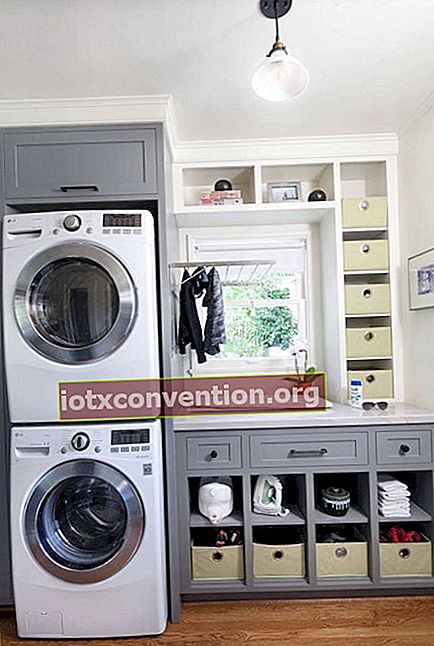 Sebuah ruang cuci kecil yang menempatkan mesin cuci dan pengering.