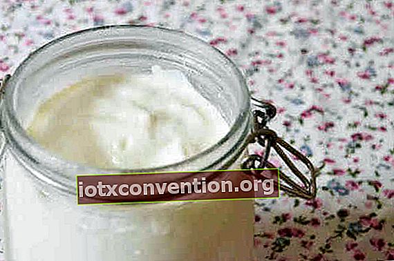 Hausgemachter Joghurt in einem einfach zubereiteten Glas