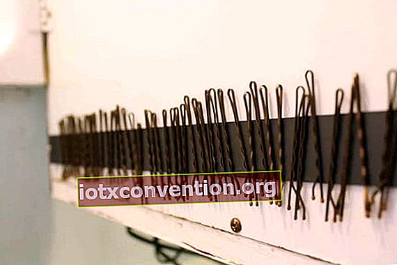 Tip penyimpanan yang bagus adalah dengan menggunakan strip magnetis untuk menyimpan jepit rambut Anda.