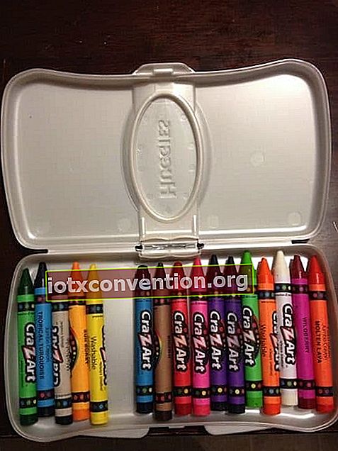 Ett bra förvaringstips är att använda en låda med babyservetter för att lagra färgpennorna.
