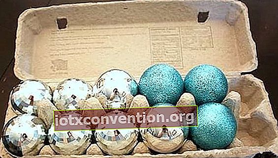 素晴らしい保管のヒントは、クリスマスの飾りを保管するために卵の箱を使用することです。