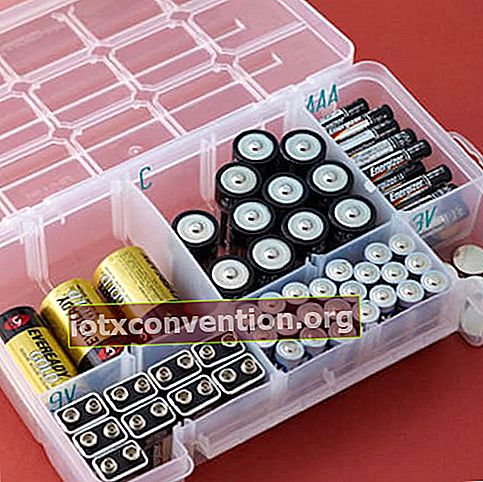 Petua simpanan yang hebat adalah menggunakan kotak penyimpanan skru untuk menyusun bateri.