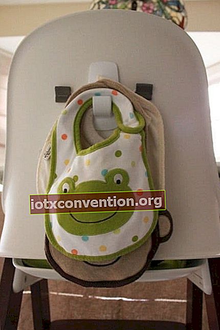 Tip penyimpanan yang bagus adalah menggunakan kait di belakang kursi bayi untuk menyimpan oto Anda.