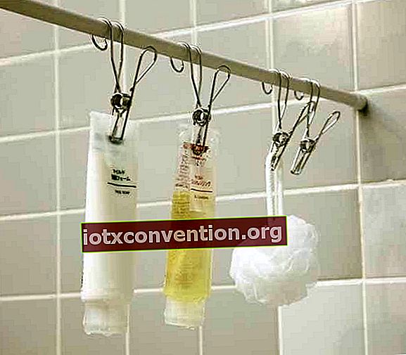 優れた保管のヒントは、トングを使用してシャワー美容製品を保管することです。