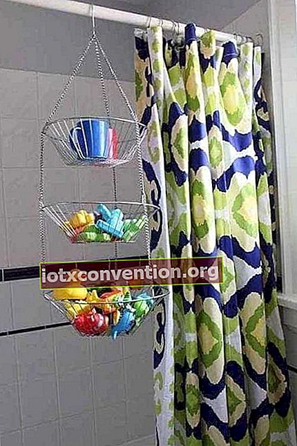 Petua simpanan yang hebat adalah menggunakan bakul buah untuk mengeringkan mainan kanak-kanak selepas mandi.