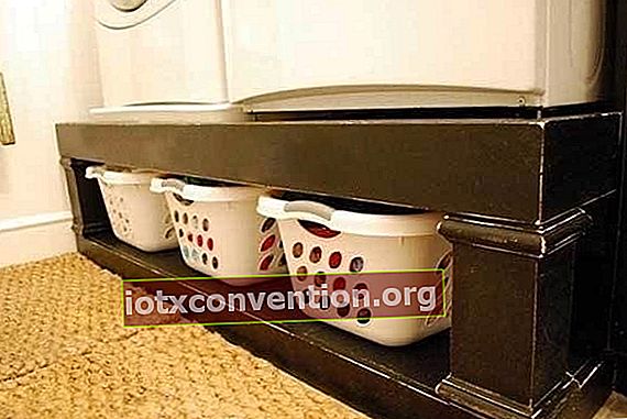 Salah satu tip penyimpanan adalah menggunakan rak untuk meletakkan keranjang cucian Anda di bawah mesin cuci dan pengering.
