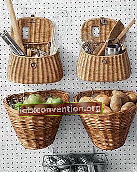 Un ottimo consiglio per la conservazione è usare cestini appesi per conservare frutta e verdura.