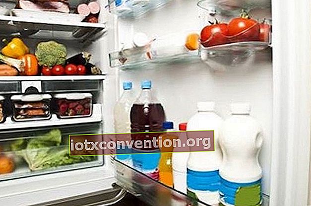 Använd korkar för att bli av med lukt från ditt kylskåp