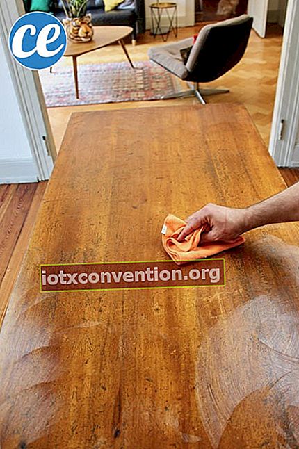 Come lucidare un tavolo di legno con la cera per legno fatta in casa?