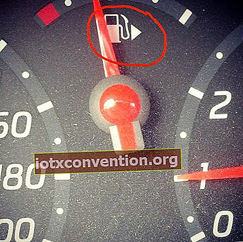 Tanda panah di sebelah simbol pengukur bahan bakar menunjukkan sisi mana tangki bahan bakar mobil berada.