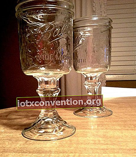 ein Weinglas mit Gläsern