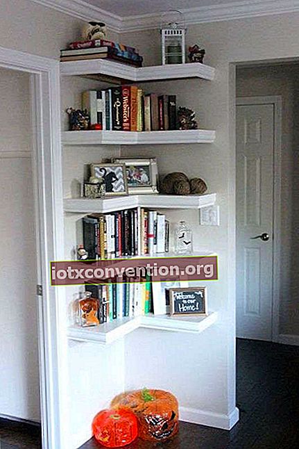 Anda dapat menghemat ruang dengan menggunakan sudut-sudut apartemen Anda.