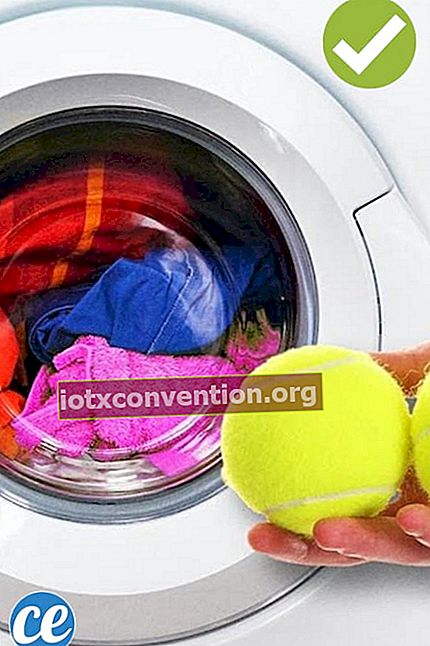 Masukkan bola tenis ke dalam mesin cuci agar handuk tetap lembut