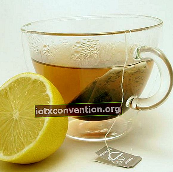 Verwenden Sie Tee, um Staub zu entfernen