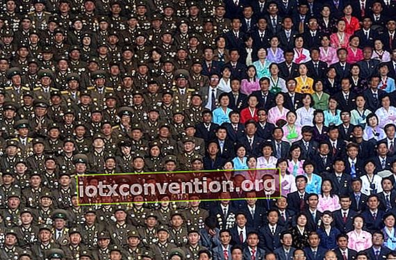 Feier eines Ereignisses Menschen versammelten sich in Nordkorea in einer Reihe