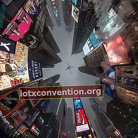 Times Square dilihat dari bawah