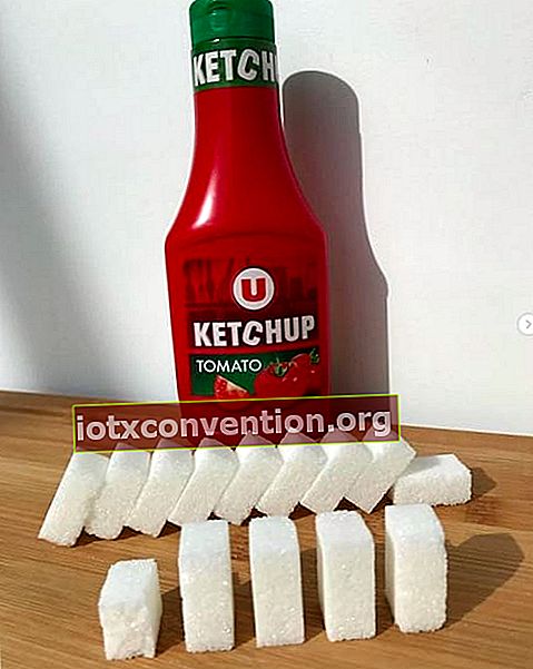 Una bottiglia di ketchup U e il suo equivalente in zucchero