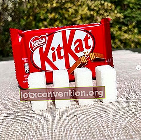 Eine Packung KitKat-Riegel und sein Äquivalent in Zucker