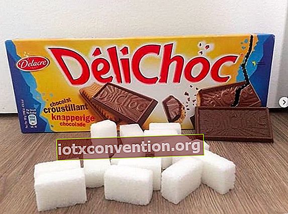 Eine Packung DéliChoc und sein Äquivalent in Zucker