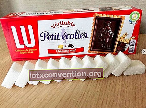 Un pacchetto di Little schoolboy con cioccolato fondente e il suo equivalente in zucchero