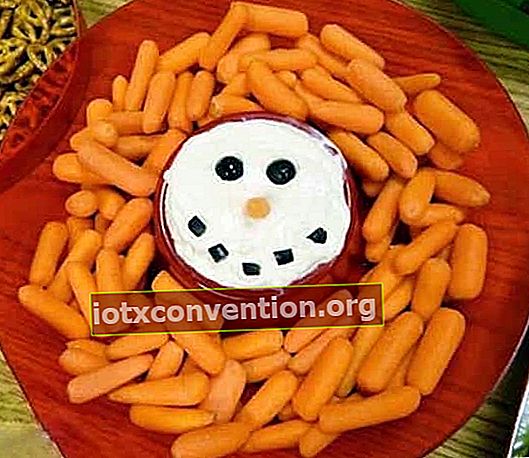 ein Schneemann Käse und Karotten Dip