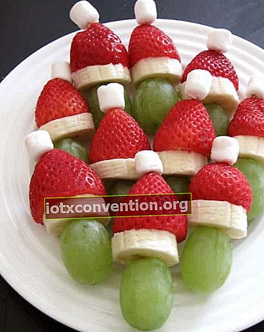 크리스마스를위한 간편한 딸기, 바나나, 포도 꼬치