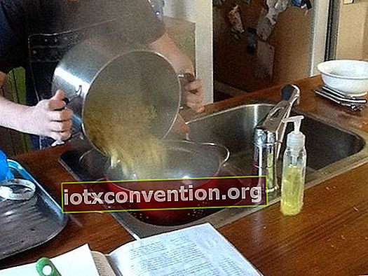 Lubrificare la pasta con olio d'oliva