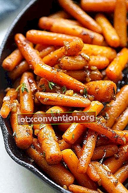kleine geröstete Karotten in einem Topf präsentiert