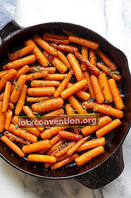 le carote arrostite con l'aglio sono pronte