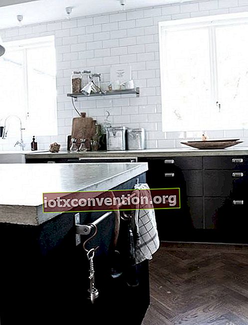 dapur putih dan hitam yang sangat modern