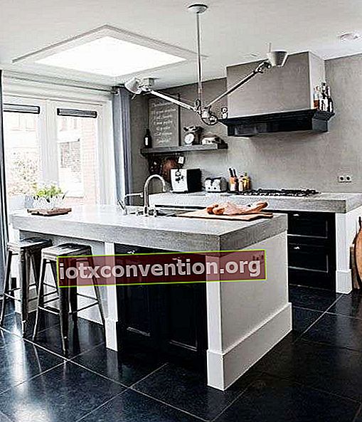 ubin hitam beton dapur minimalis sangat modern