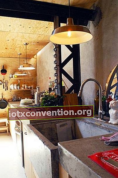 dapur modern dengan langit-langit kayu beton miring