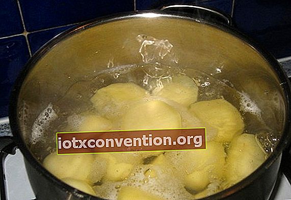 Verwenden Sie Kartoffelkochwasser, um Besteck zu reinigen