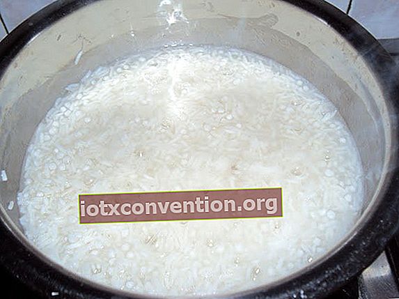 설사를 치료하기 위해 쌀 요리 물을 재활용
