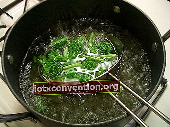 Kitar semula air masak brokoli ke dalam kuahnya