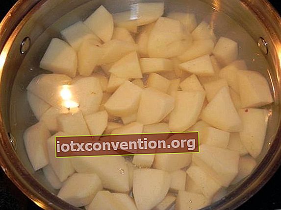 Använd kokvattnet från potatisen vid rensning