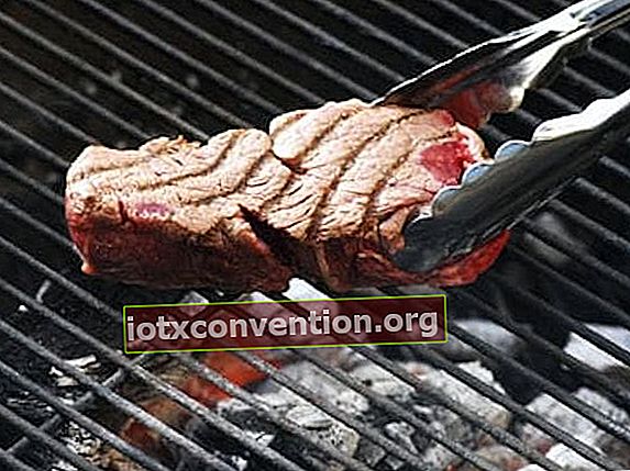 barbecue: girare la carne una sola volta