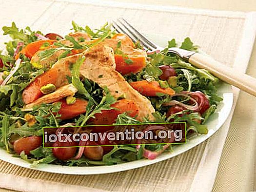 Bagaimana Resep Salad Ayam, Pistachio dan Wortel Kurang Dari 400 Kalori?