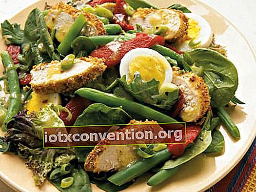 Bagaimana resep salad ayam dan sayuran Provencal dengan kalori kurang dari 400?
