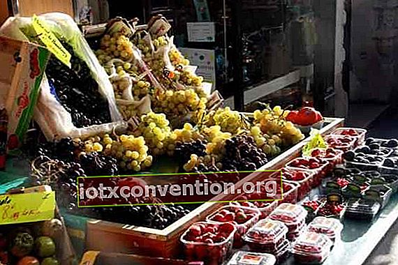 시장에서 과일과 야채