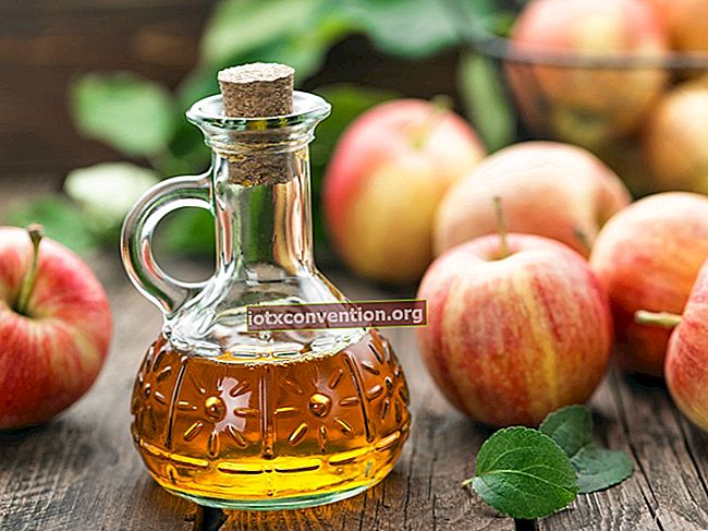 Come fare l'aceto di sidro di mele dal succo di mela.