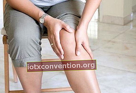 Använd lökskinn för att behandla kramper i benen