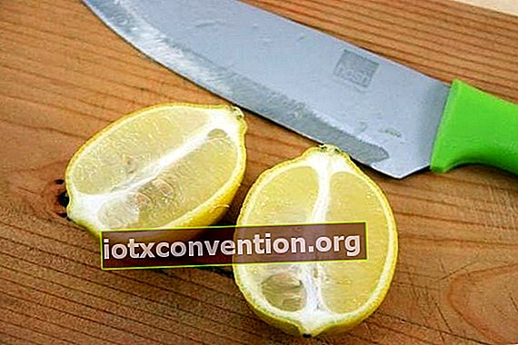 tagliare il limone nel senso della lunghezza per ottenere più succo
