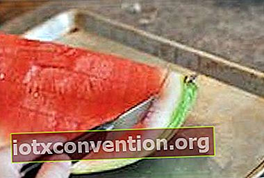 En kniv som skär vattenmelonens kött.