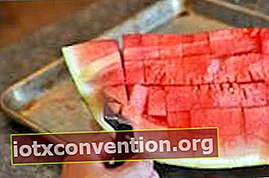Pisau yang memotong daging semangka.