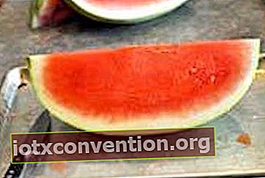 En vattenmelon på en kantad bakplåt.