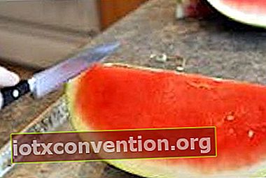 En kniv som skivar en vattenmelon.