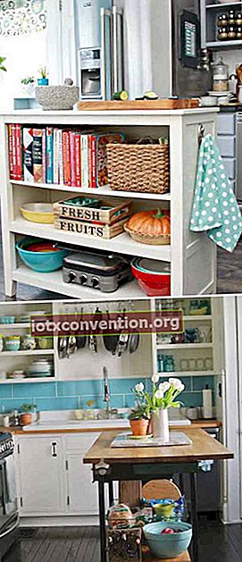 Auf einer zentralen Kücheninsel können Sie Kochbücher aufbewahren