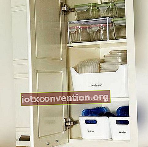 食器棚を保管するためにプラスチックのゴミ箱を使用する