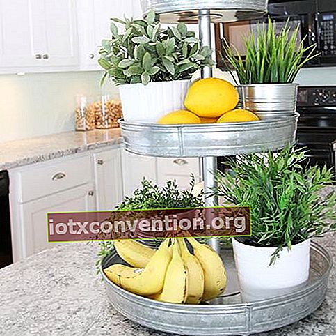 Gunakan meja putar untuk menyimpan buah dan bumbu di dapur
